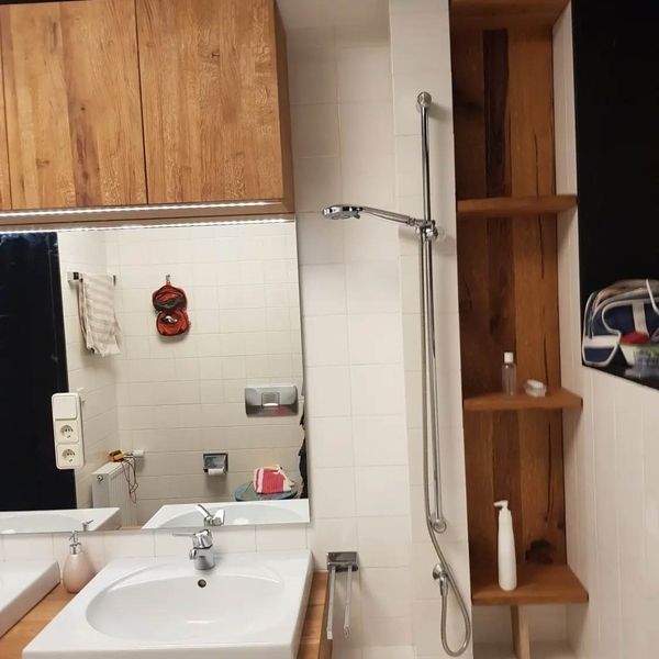 Ein Badezimmer mit Holzmöbeln