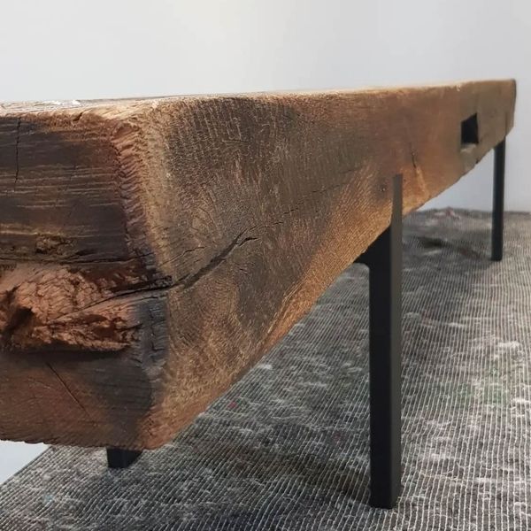 Alter restaurierter Holztisch
