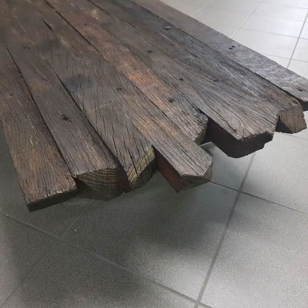 Alter restaurierter Holztisch