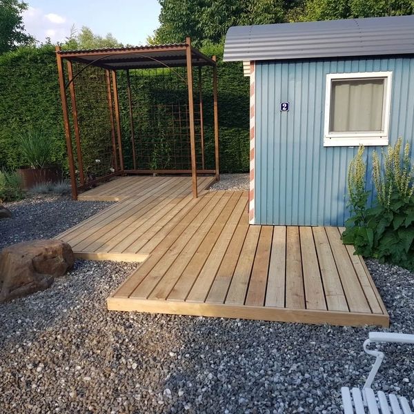 Sicht auf eine Gartenhütte mit Holzterrasse