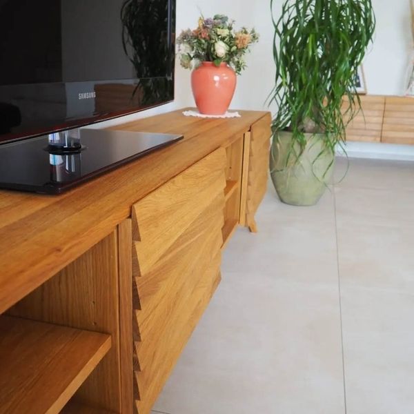 Blick auf das neue TV-Board aus Holz