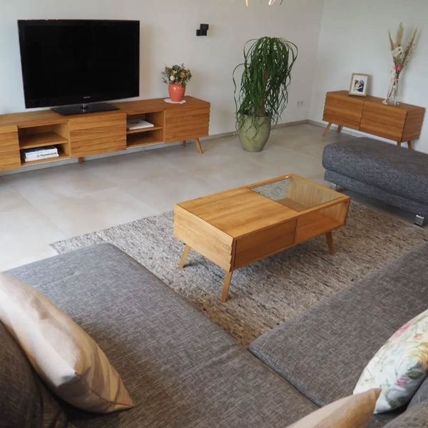 Blick ins Wohnzimmer mit Holzmöbeln