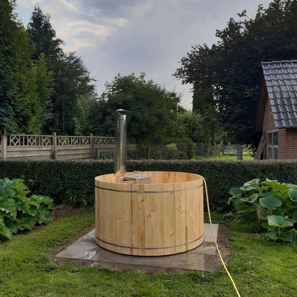 Eine Fasssauna aus Holz für den Garten